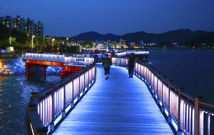 ▲浪漫的蘇湖咚咚橋，入夜後更加美麗。　圖：韓國-麗水市╱提供