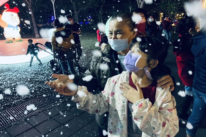 童趣大道雪花紛飛場景。　圖：高雄市政府觀光局／提供
