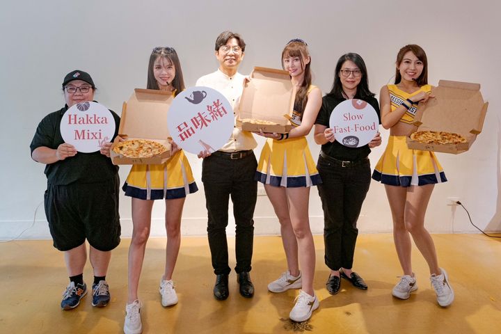 ▲客委會副主任委員周江杰(左3)、達美樂行銷長李嘉惠(右2)出席客家口味披薩發表記者會。　圖：客委會／提供