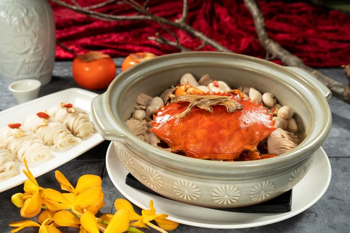 「麻油雙腰浸肥蟹」有麻油雙腰加上豐腴秋蟹，是點題季節的菜色。　圖：福容大飯店桃園機場捷運A8店／提供 