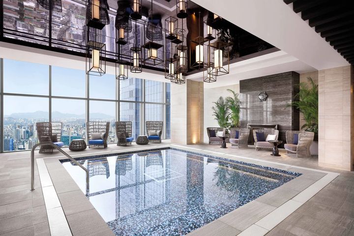 ▲室內高空泳池，顯出朝鮮皇宮豪華精選酒店的奢華。　圖：The Luxury Collection by Marriott／提供