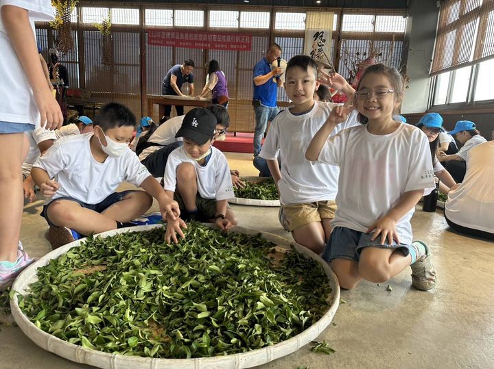 ▲小朋友來隨緣茶空間見習茶道文化。　圖：隨緣茶空間／提供
