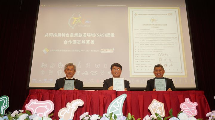 ▲（左起）台灣休閒農業發展協會理事長徐文良、農業部農村發展及水土保持署署長李鎮洋、馬來西亞蘋果旅遊集團創辦人李益輝，共同簽署SAS認證合作備忘錄。　記者-張偉浩／攝