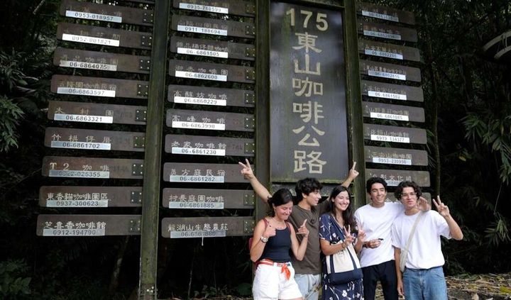 ▲搭乘台灣好行進行東山咖啡公路一日遊，是便利、低碳的好選擇。　圖：台南市政府觀光旅遊局／提供