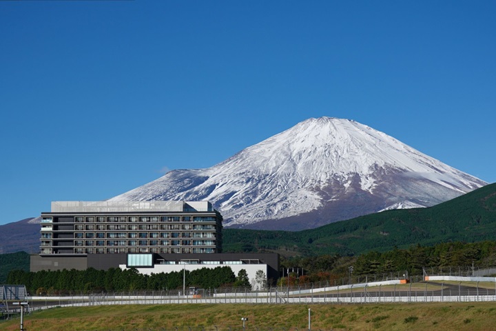 「富士賽道飯店（凱悅天地）」位於富士山賽車道旁，擁有享受速度與自然極致得天獨厚的位置。　圖：樂天旅遊／提供