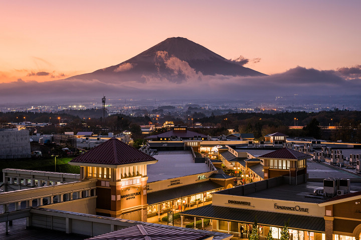 以富士山為背景的「御殿場 PREMIUM OUTLETS®」，入夜後更顯風情萬種。　圖：向日遊顧問有限公司／提供