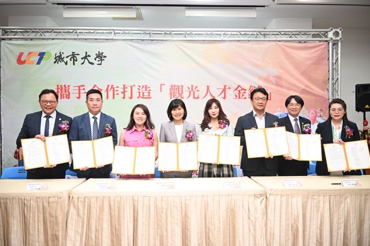 ▲活動當日產學合作簽訂儀式並頒發獎座聘書。　記者-張偉浩／攝