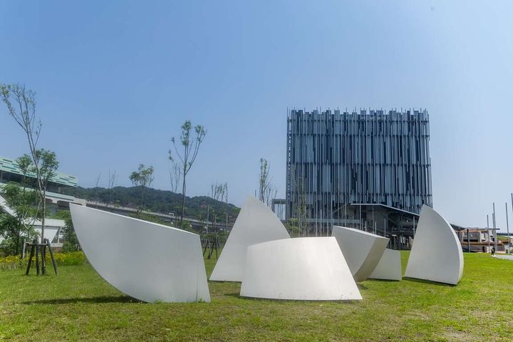 ▲新北市美術館與館外獨特的公共藝術，形成充滿藝術風情的河畔地景。　圖：新北市政府觀光旅遊局／提供