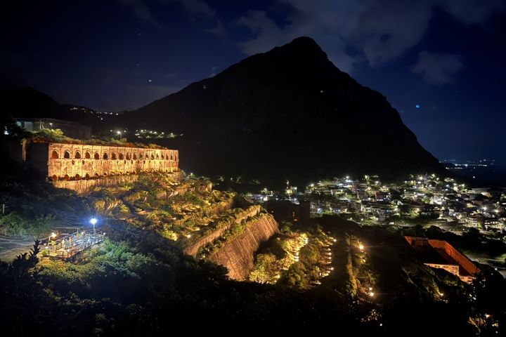 ▲金瓜石水湳洞陰陽海前方山坡「水湳洞十三層遺址」，日夜不同景致。　圖：吳乾正／提供