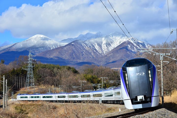 ▲「富士回遊號」中途可經富士急樂園、富士山站等景點，適合規劃富士山一日遊或溫泉輕旅行。　圖：JR東日本、KKday／提供