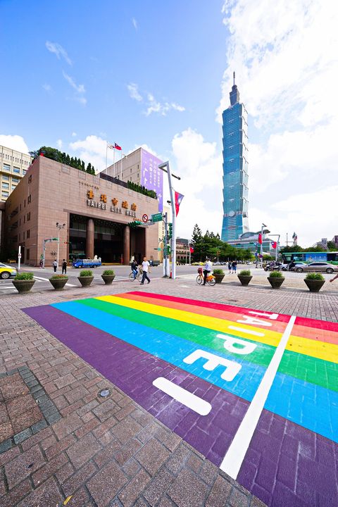 ▲市府前廣場「彩虹起跑線 Rainbow Starting Line」。　圖：臺北市政府觀光傳播局／提供