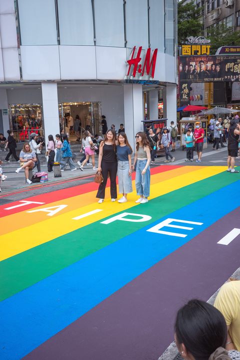 ▲西門町知名地標「6號彩虹Rainbow Six」設立以來，已成為國內外旅客到訪西門町的熱門打卡點。　圖：臺北市政府觀光傳播局／提供