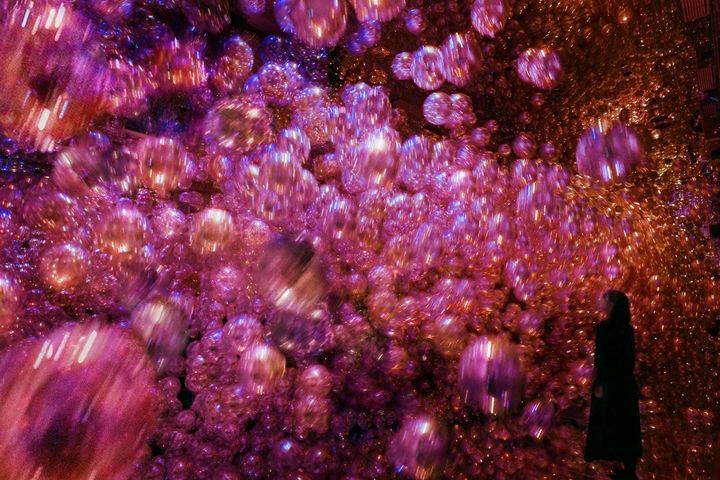 ▲《Morphing Continuum》：由漂浮光點構成、如宇宙般持續變化與重組的巨大動態生命體。　圖：teamLab Biovortex Kyoto, Kyoto @teamLab／來源
