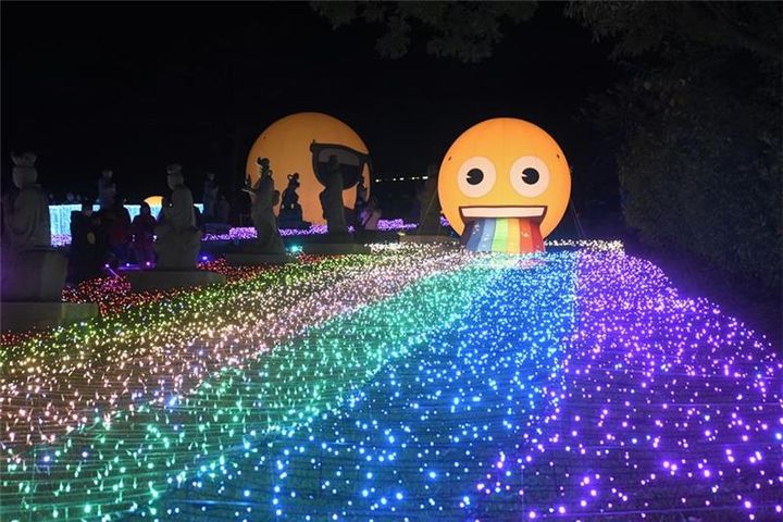 ▲「2025彰化月影燈季」結合國際知名 IP 將八卦山大佛風景區打造成「emoji 樂園」。　圖：彰化縣政府／提供