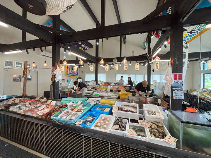  ▲魚之駅的海鮮市場不只可以購物還能現場品嚐。　圖：向日遊／提供