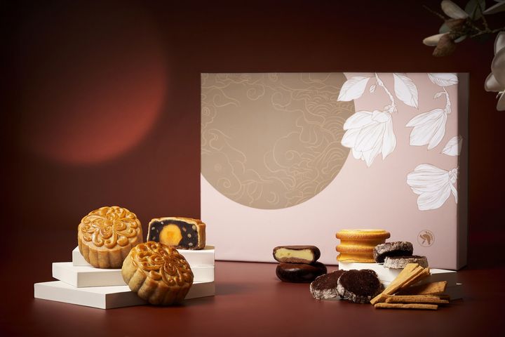 ▲凱撒飯店連鎖「雅月澄心禮盒」，盒身設計以2025年 PANTONE 年度代表色「摩卡慕斯」為概念，打造內斂優雅的視覺風格。　圖：凱撒飯店連鎖／提供