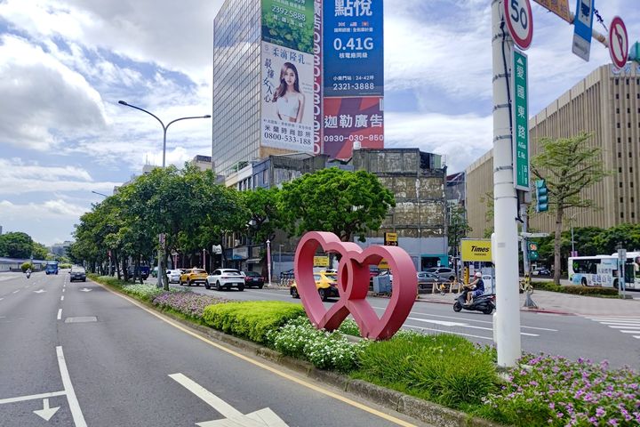 ▲愛國東路與街區呼應，日日春綻放如花嫁般浪漫。　圖：臺北市政府工務局／提供