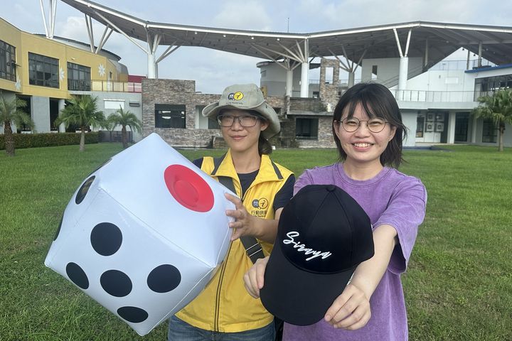 ▲遇到行動旅服人員進行互動遊戲（比大小）可獲贈限量西拉雅刺繡帽乙頂，數量有限，送完為止。　圖：西拉雅國家風景區管理處／提供