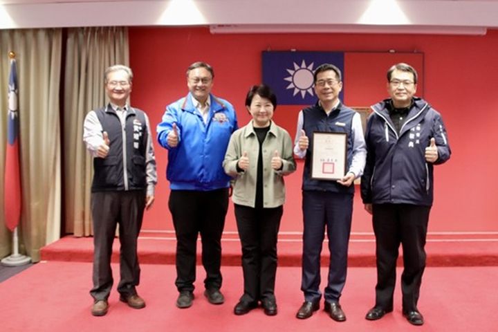 ▲盧秀燕市長頒發獎狀予寶熊漁樂碼頭，感謝其推廣永續旅遊與環境保育。　圖：寶熊漁樂碼頭／提供
