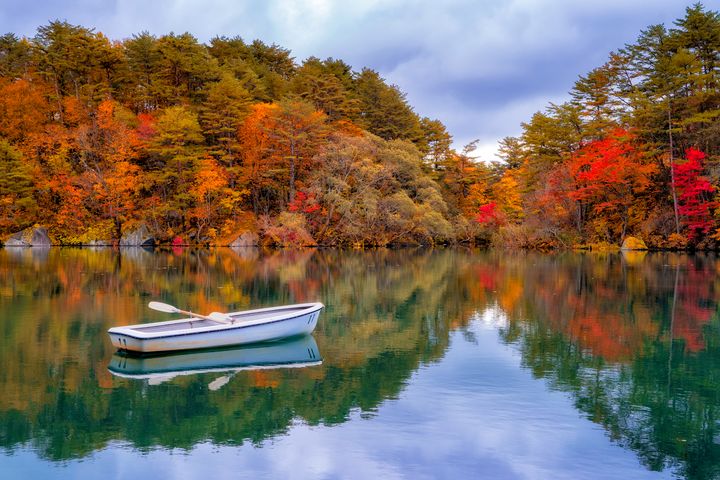 ▲「五色沼」紅葉倒映的美景，交織出一幅動人的秋日圖畫。　圖：Shutterstock／來源