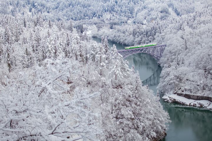 ▲被譽為世界最浪漫的「只見線」鐵道，列車行駛在銀色山谷間景致。　圖：Shutterstock／來源