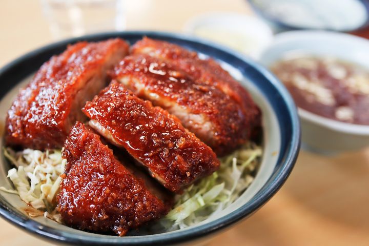 ▲「醬汁炸豬排丼」外酥內嫩。　圖：Shutterstock／來源