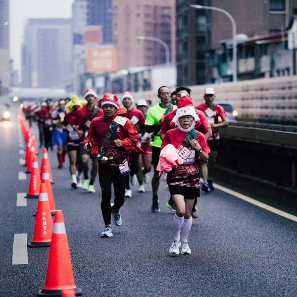 ▲耶誕馬第一棒跑者跑上華翠大橋（2024活動照）。　圖：新北市政府觀光旅遊局／提供