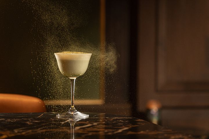 ▲Jade，混合了白可可、Manotsuru 純米清酒乾釀以及細膩的抹茶椰子泡沫，提供奶油般綿密的複雜口感。【※ 禁止酒駕；未滿十八歲禁止飲酒。】　圖：富國島麗晶酒店／提供