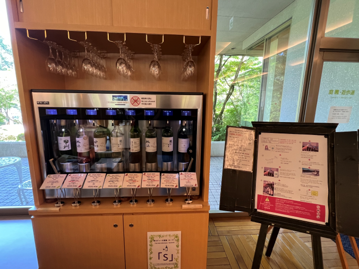 ▲飯店內的紅酒自助吧。【禁止酒駕；未滿十八歲禁止飲酒。】　圖：向日遊／提供