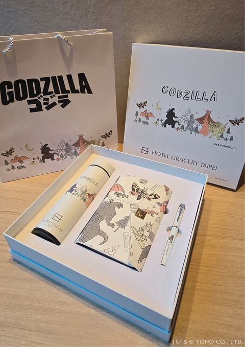 ▲入住「哥吉拉・南台灣登陸」主題房贈送《平成哥吉拉》禮盒。　圖：Klook／提供