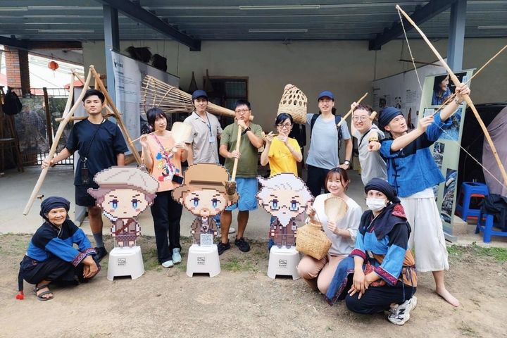 ▲「足留龜鄉－療癒系山城」走讀小旅行系列之「荖濃大武壠文化」學員們擺出各種姿勢開心合照。　圖：茂林國家風景區管理處／提供