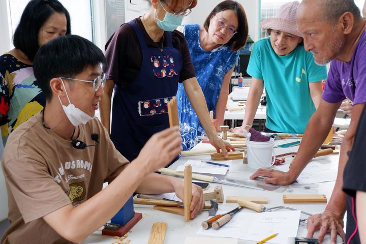 ▲「足留龜鄉－療癒系山城」職人工作坊系列之「木工」學員認真聽著講師解說。　圖：茂林國家風景區管理處／提供