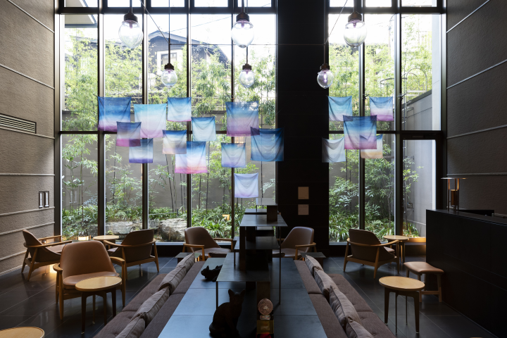 （去年）清原遥《Twilight time》2024，尺寸可變，棉布上使用活性染料，展於京都祇園賽萊斯廷酒店。　圖：岡はるか／攝