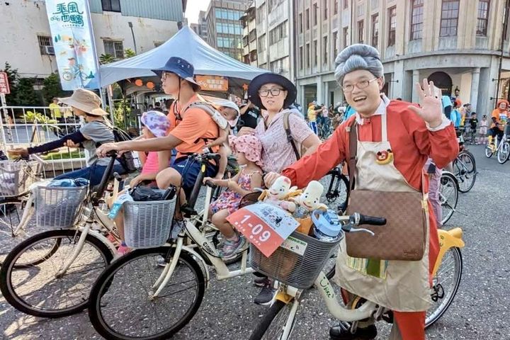▲穿載復古元素的服裝或配件，來場最蝦趴的復古單車遊圖：高雄市政府觀光局／提供