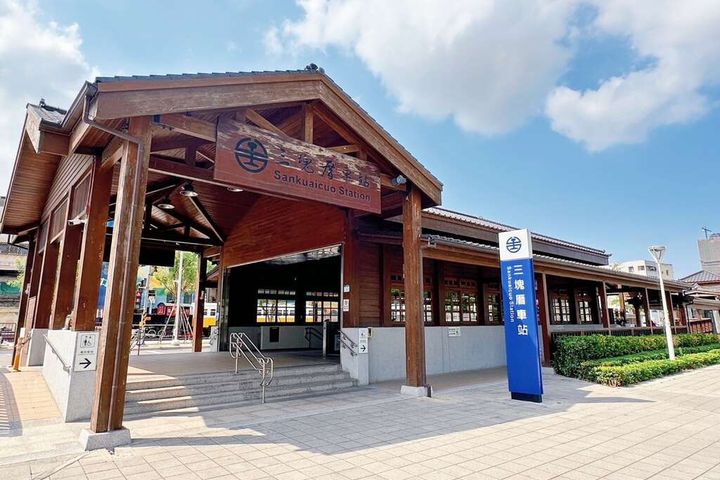 ▲順著綠園道一覽高雄歷史風華，此為三塊厝車站。　圖：高雄市政府觀光局／提供