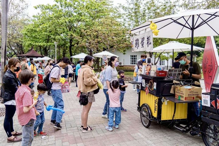 ▲現場有各種美食齊聚，滿足挑剔的味蕾。　圖：高雄市政府觀光局／提供