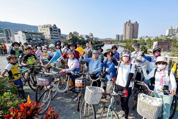 變裝騎乘單車，遨遊左營舊城。　圖：高雄市政府觀光局／提供