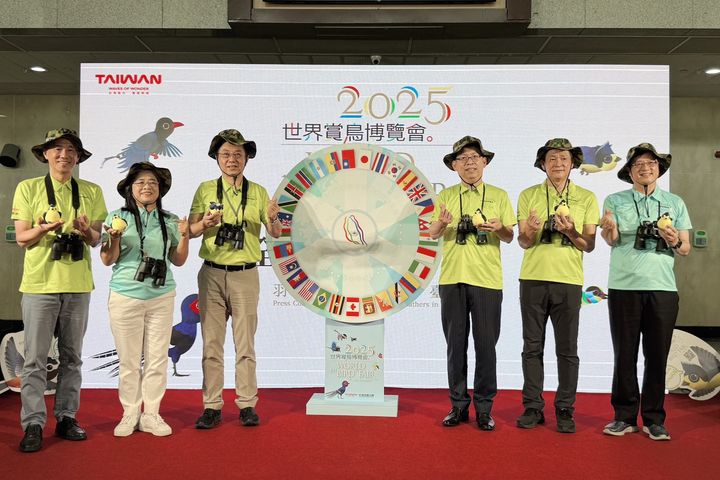 ▲啟動儀式倒數－六位長官戴上賞鳥帽、望遠鏡，共同觸碰大螢幕，伴隨鳥群飛翔動畫，宣告台灣引領世界賞鳥盛會。　圖：參山國家風景區管理處／提供