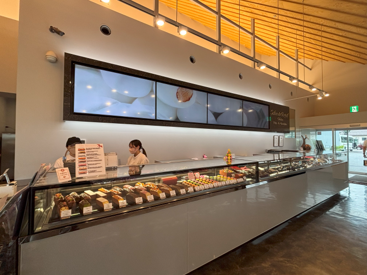 ▲Salon de Royal 高田本店以當地自產原料製作各式巧克力甜點。　圖：向日遊／提供