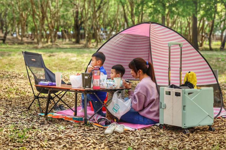 ▲家長帶著孩子一同參加活動體驗。　圖：台南市政府觀光旅遊局／提供