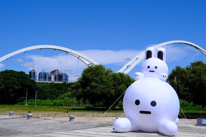 ▲「兔兔Q」與「雲朵阿Q」高約4.7公尺坐落在新月廣場（新莊端）。　圖：新北市政府水利局／提供