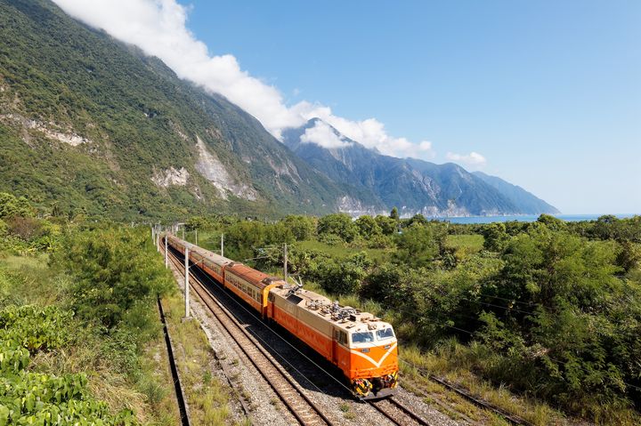 ▲全程搭乘莒光號，車上備有洗手間，讓旅人感到安心。　圖：shutterstock／來源