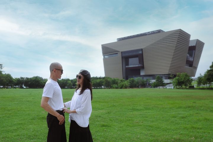 ▲以香港故宮為景，余惟鏡頭下的父母靜靜凝望彼此，深情恆久如同經典永存。（攝影／余惟）。　圖：香港旅遊發展局／提供